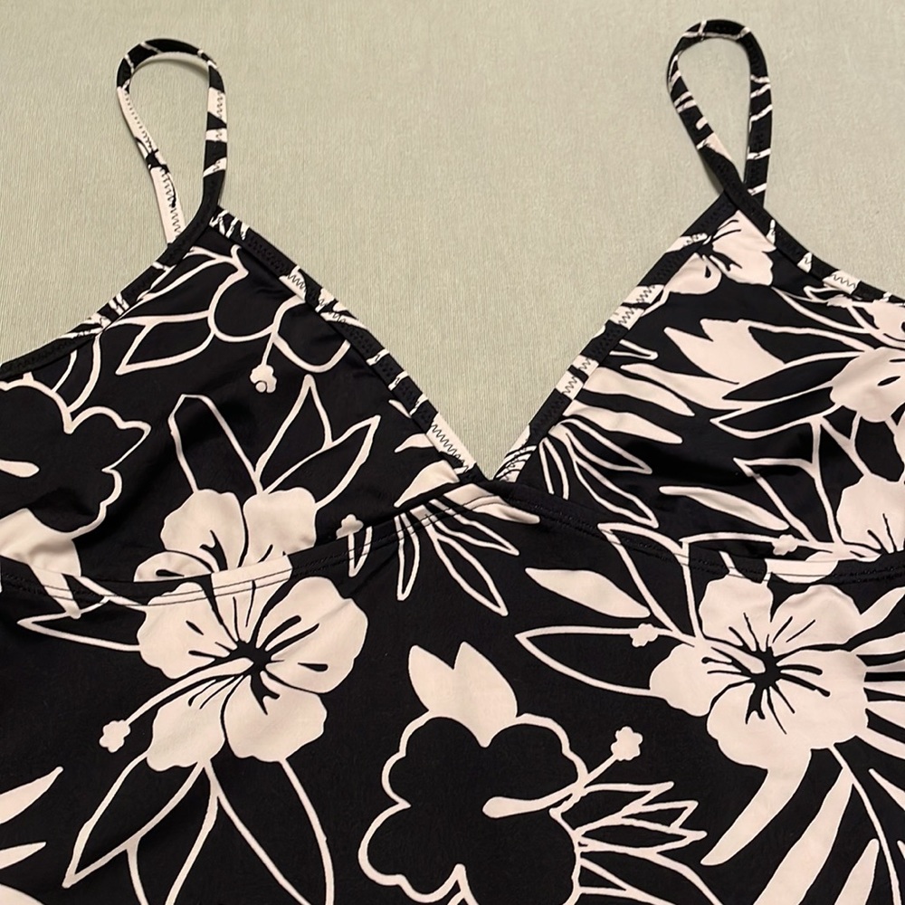 Old Navy Swimsuit Top. - Picture 10 of 10